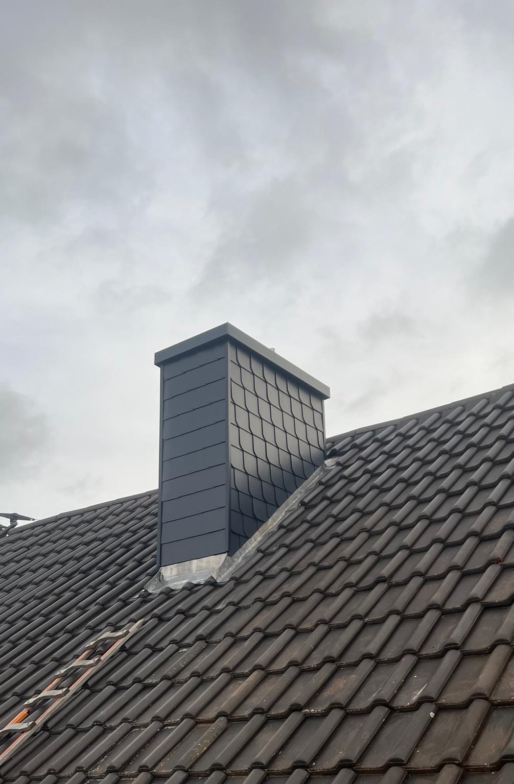 Kamineinfassung aus Zinkblech mit sauberer Anbindung